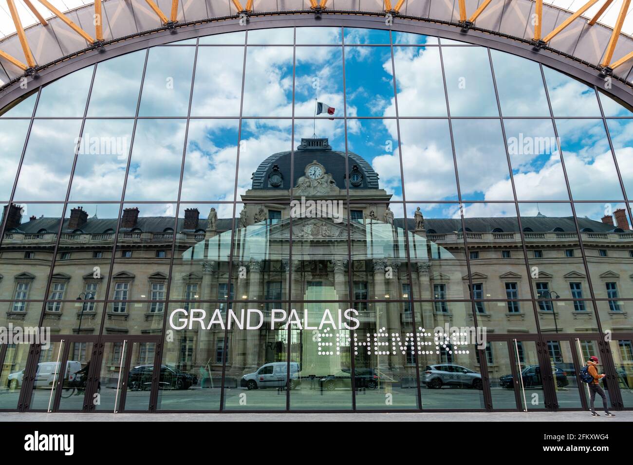 Riflessione dell'Ecole militaire nel Grand Palais effimero - Parigi, Francia Foto Stock