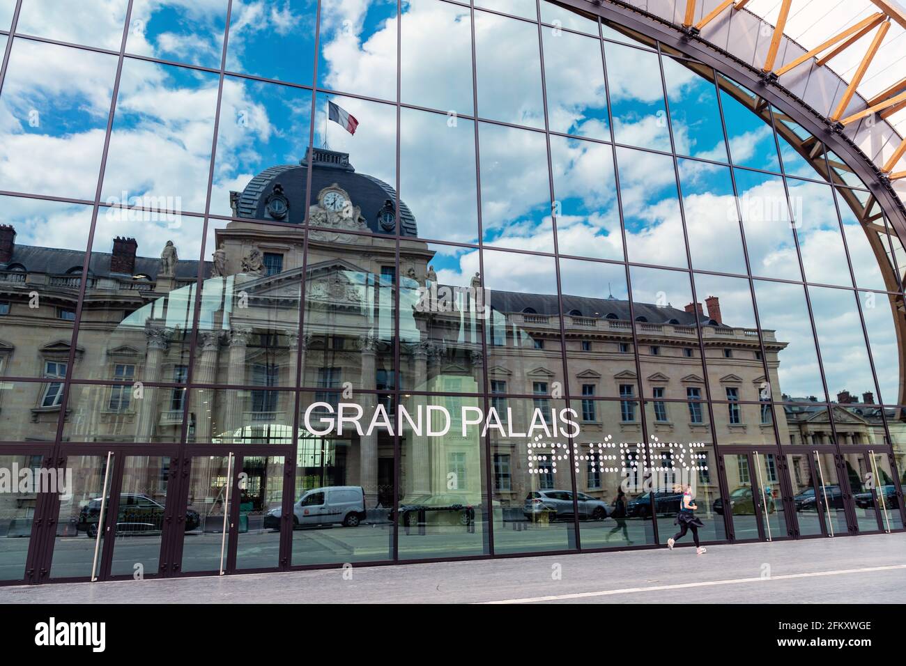 Jogger di fronte all'effimero Grand Palais - Parigi, Francia Foto Stock