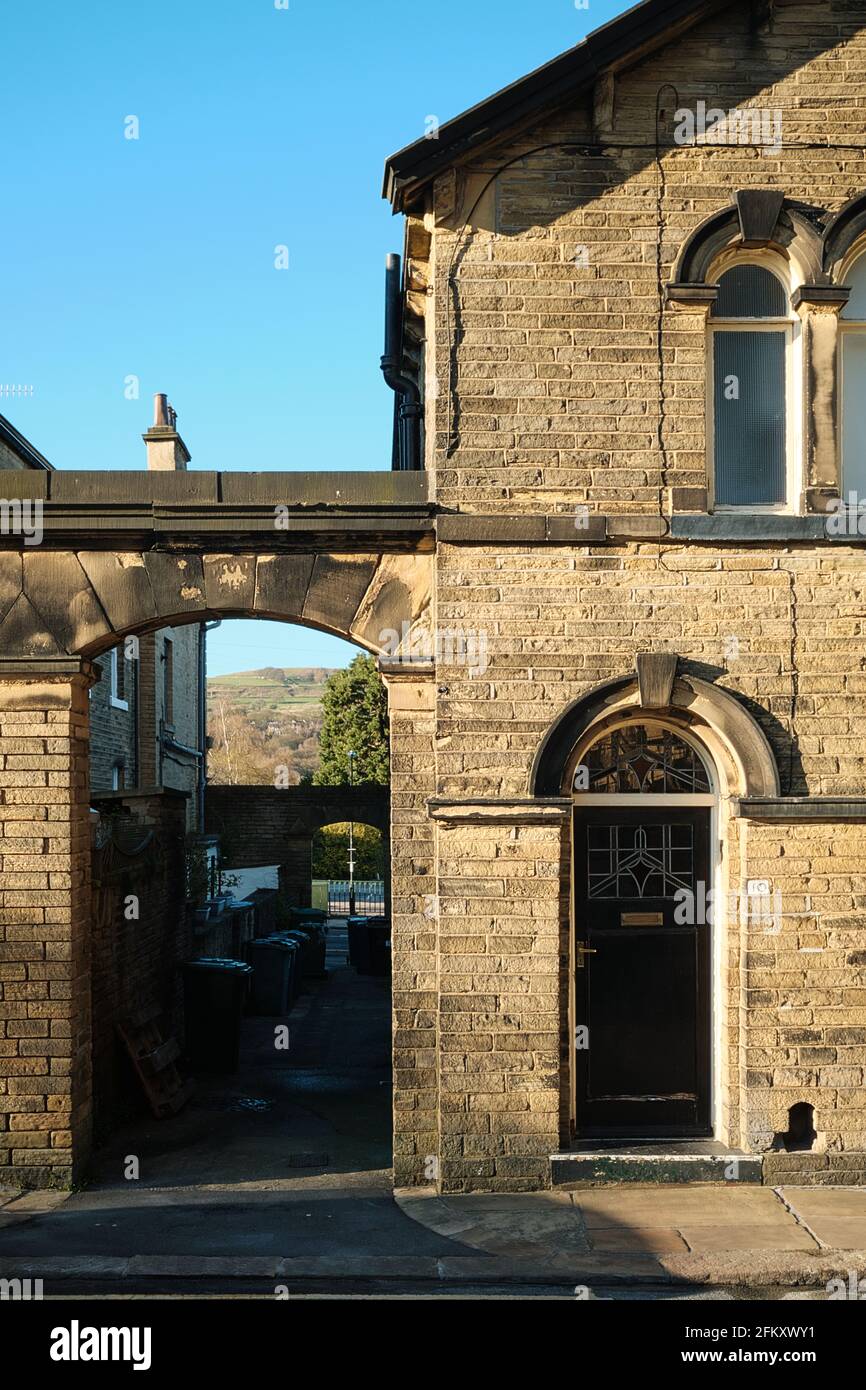 Una casa a schiera nel villaggio modello di Saltaire di Sir Titus Salt, vicino a Bradford, West Yorkshire, Inghilterra, UK con vista su Baildon Moor dietro Foto Stock