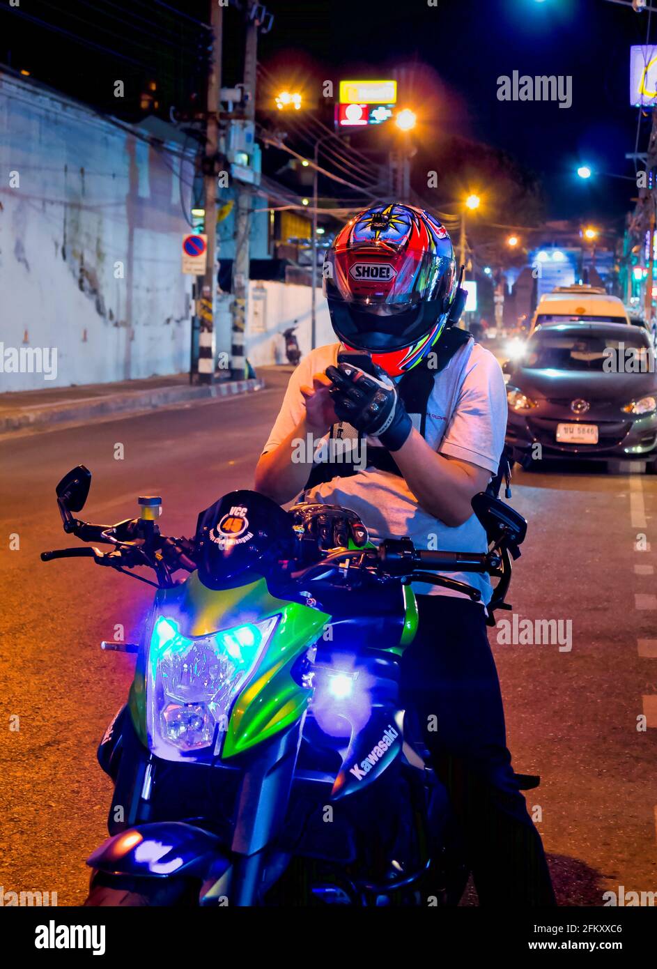 Motociclista controlla il suo GPS su smartphone, Chaing mai, Thailandia. Foto Stock