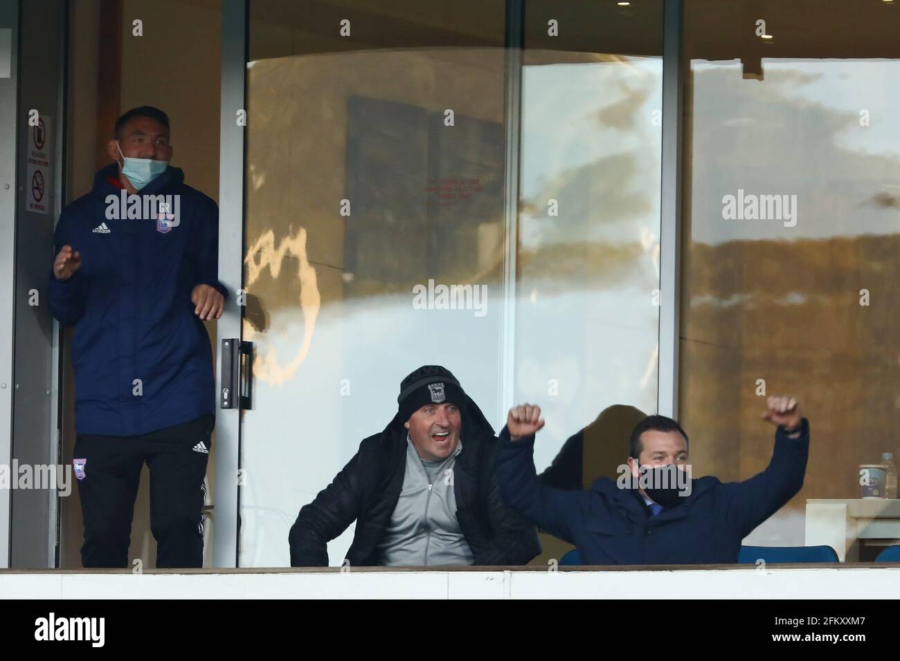 Direttore della città di Ipswich, Paul Cook (C) primo allenatore di squadra della città di Ipswich, Gary Roberts (L) e Direttore Generale delle operazioni di calcio, Lee o'Neill festeggiano - Ipswich Town U18 contro Sheffield United U18, fa Youth Cup, Portman Road, Ipswich, UK - 30 aprile 2021 Foto Stock