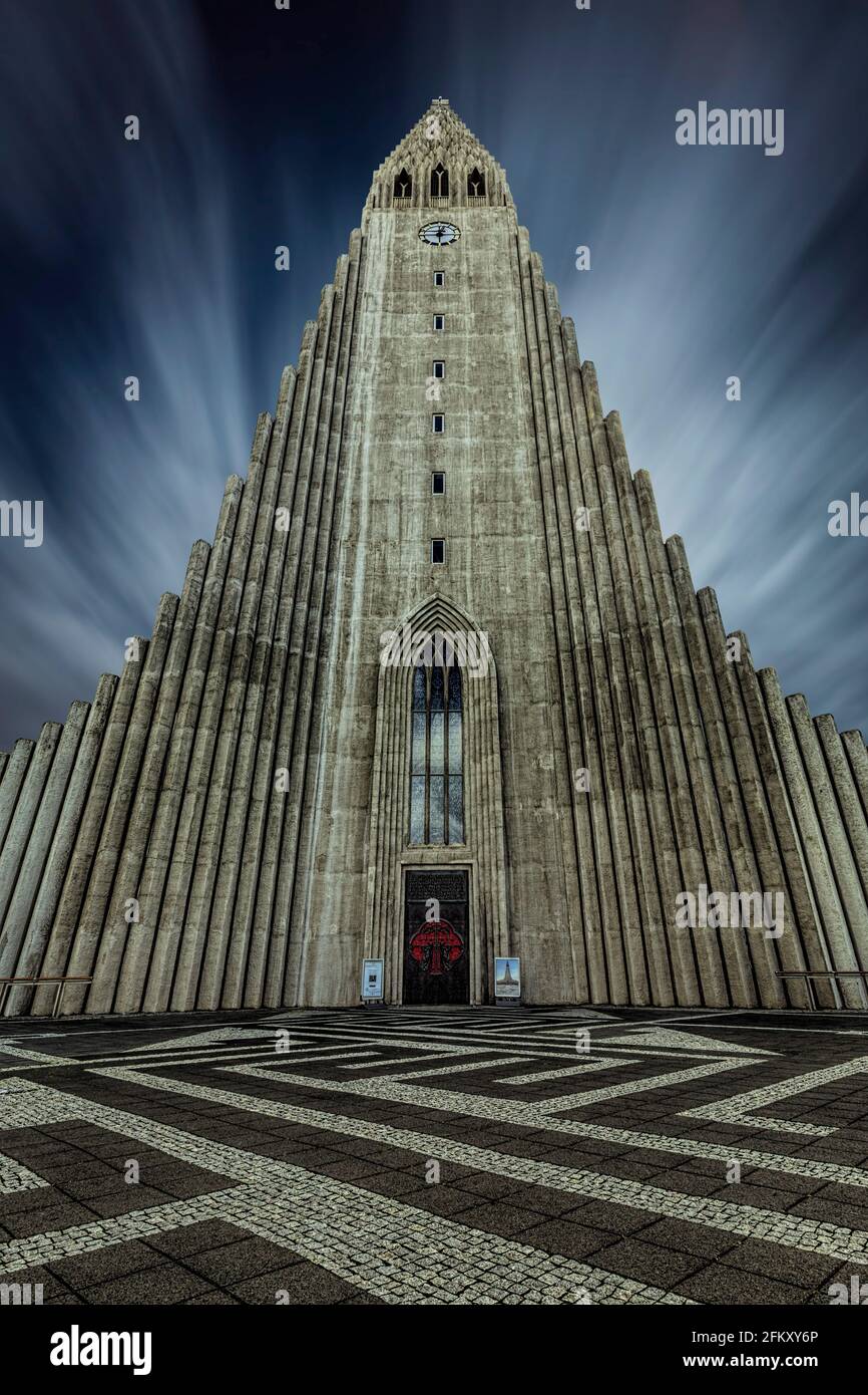 Lunga esposizione di Hallgrimskirkja, la chiesa più alta d'Islanda. Foto Stock