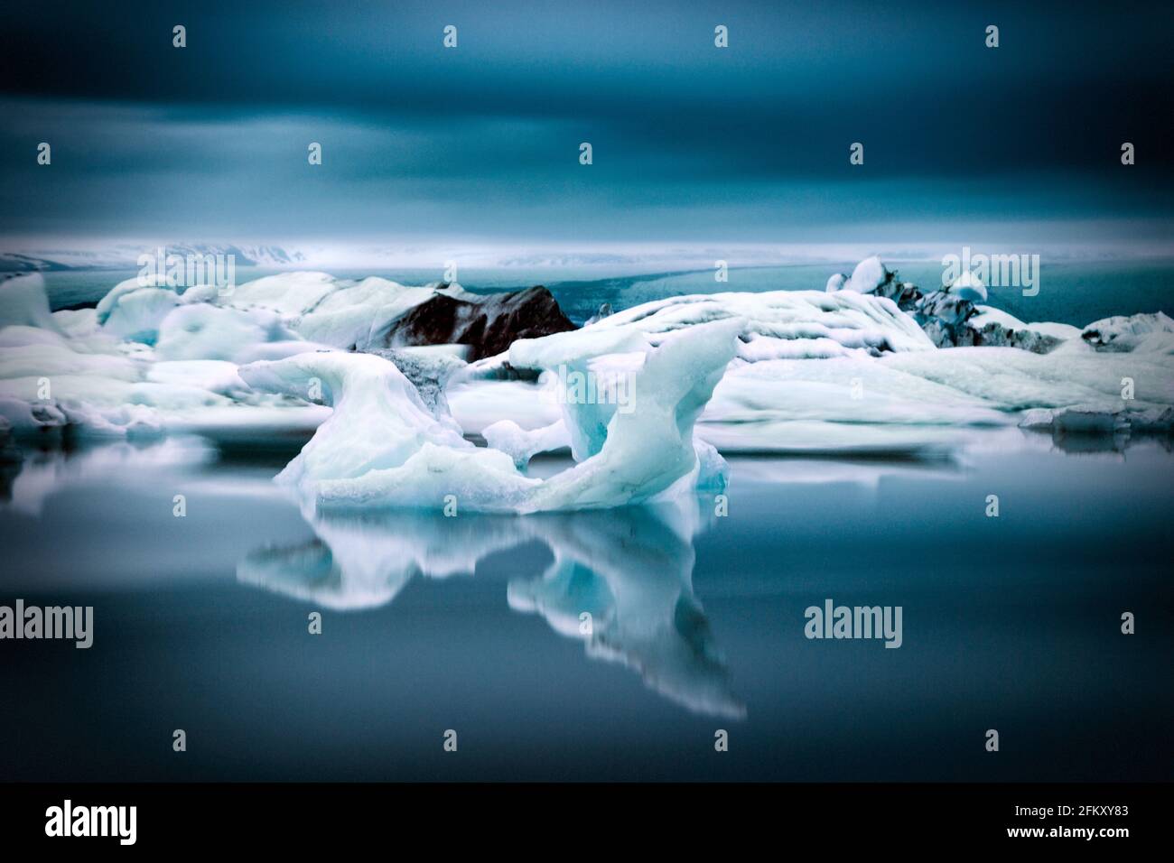 Lunga esposizione di iceberg nella laguna glaciale che scorre nell'Oceano Atlantico a Jokulsarlon, nell'Islanda meridionale. Foto Stock