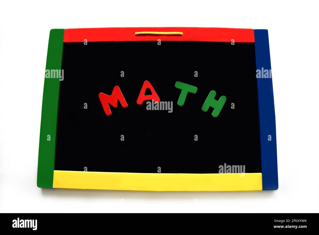 Le lettere di legno scrivano matematica su una scheda magnetica nera. La scheda è dotata di colori primari. Foto Stock