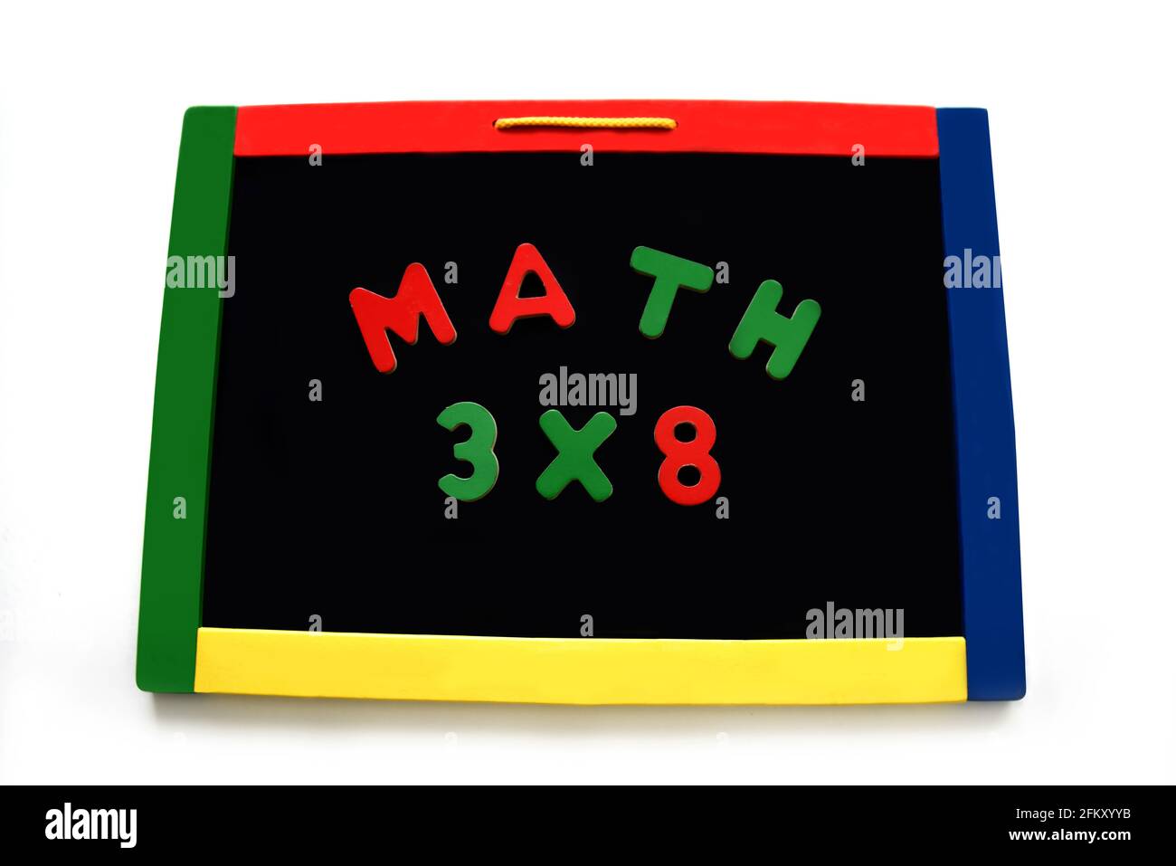 Lettere di legno incantano la matematica e un problema di moltiplicazione su una scheda magnetica. La scheda è dotata di colori primari. Foto Stock