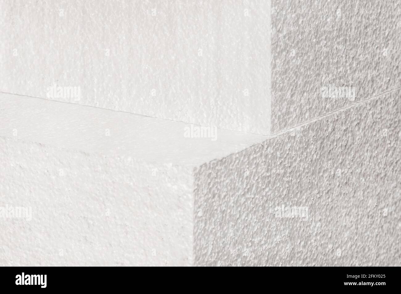 Stoccaggio di materiale espanso industriale in polistirene bianco in magazzino. Foto Stock