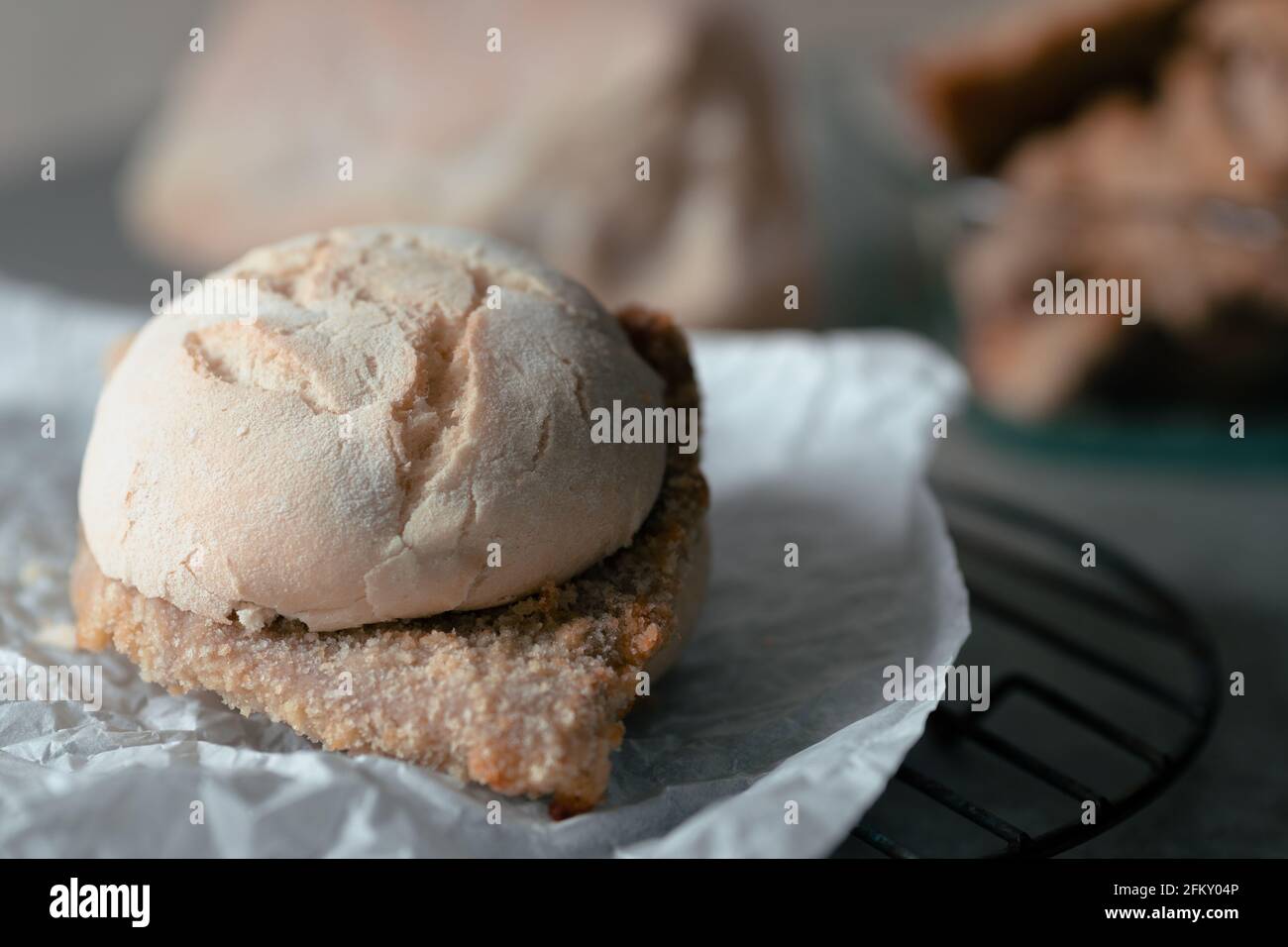 Su una griglia c'è un panino con una cotoletta in stile milanese, pronto per essere avvolto. Foto Stock