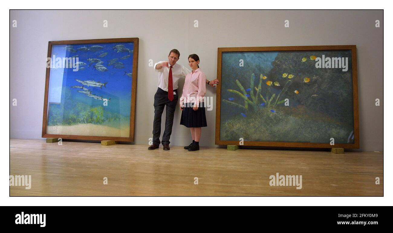 Jessie Dace, 13 anni, di Nuova Croce, affiancando Sir Nicholas Serota alla Giornata Nazionale dell'Arte infantile, mentre espone una mostra di dipinti di Michael Andrews. pic David Sandison 5/7/2001 Foto Stock