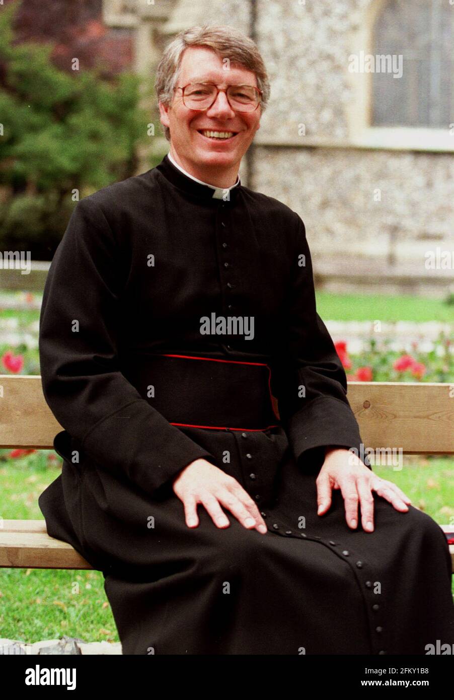 PADRE ROBERT WRIGHT DI ST. MARY'S CHURCH PORTSMOUTH. PIC MIKE WALKER, 1998 Foto Stock