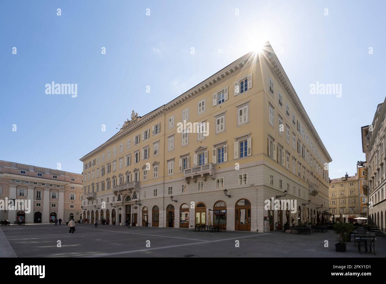 Trieste, Italia. 3 maggio 2021. La vista esterna del palazzo di Tergesteo nel centro della città Foto Stock