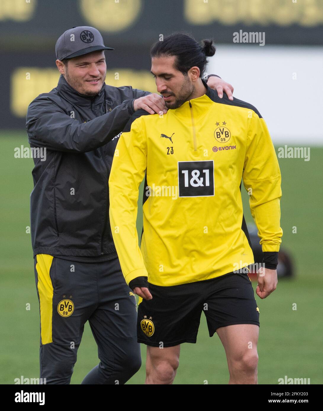 Dortmund, Germania. 04 maggio 2021. Emre Can (r) e allenare Edin Terzic Joke durante l'allenamento di Borussia Dortmund. Credit: Bernd Thissen/dpa/Alamy Live News Foto Stock