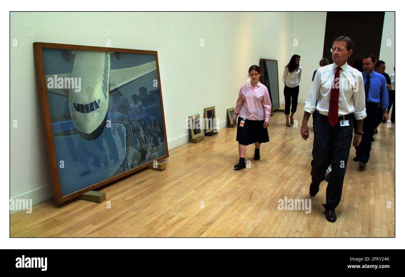 Jessie Dace, di 13 anni, di New Cross, affiancando Sir Nicholas Serota alla Giornata Nazionale dell'Arte infantile, mentre espone una mostra di dipinti di Michael Andrews. 5/7/2001 Foto Stock