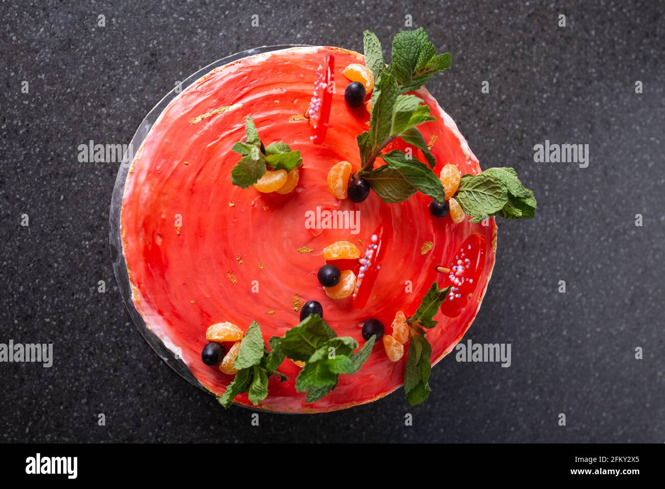 torta rossa con menta e tangerini dall'alto Foto Stock