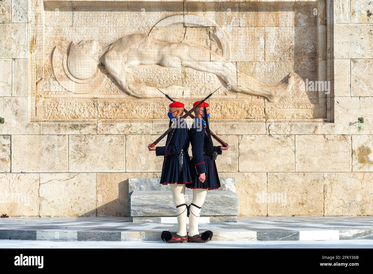 Atene, Attica, Grecia. Evzones (soldati della Guardia Presidenziale greca) si trova ancora di fronte al monumento della tomba del soldato conosciuto Foto Stock