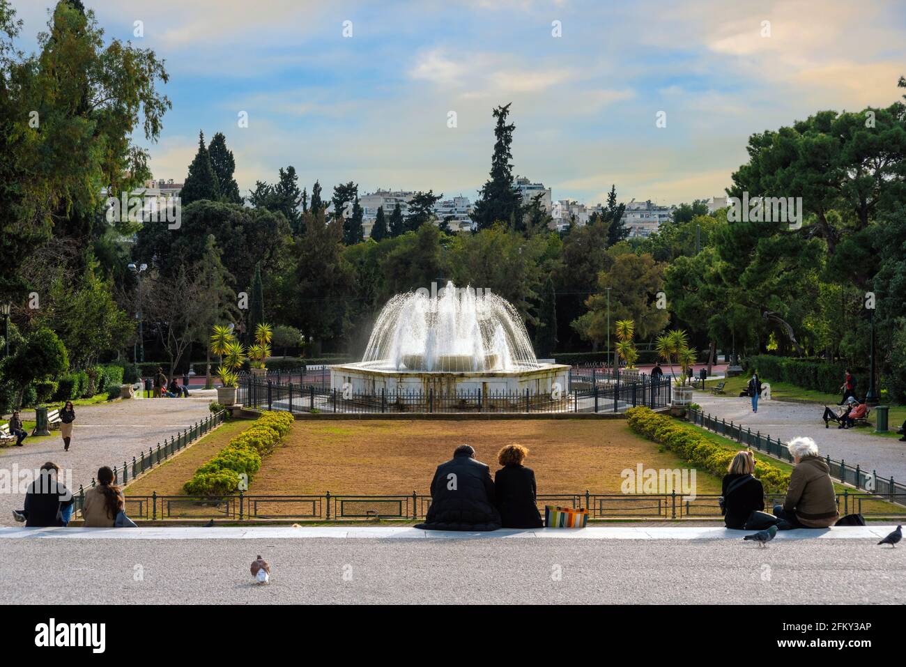 Atene, Attica, Grecia. La fontana in marmo di fronte all'edificio neoclassico della Sala Zappeion nel Giardino Nazionale di Atene vicino a piazza Syntagma Foto Stock