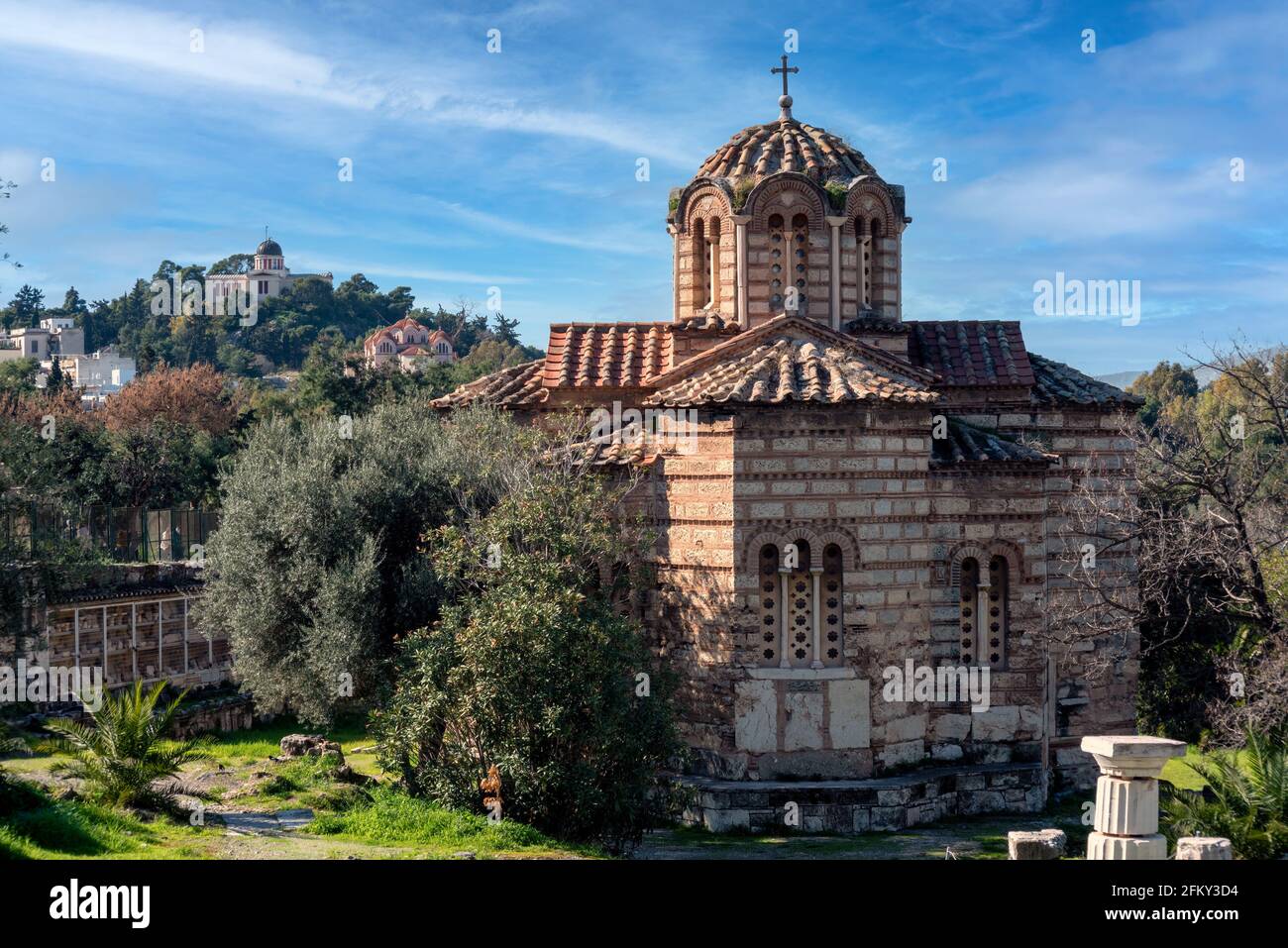 Atene, Grecia. Antica chiesa bizantina situata nel sito archeologico di Agora di Atene a Thiseio. Sullo sfondo il vecchio Osservatorio Nazionale Foto Stock