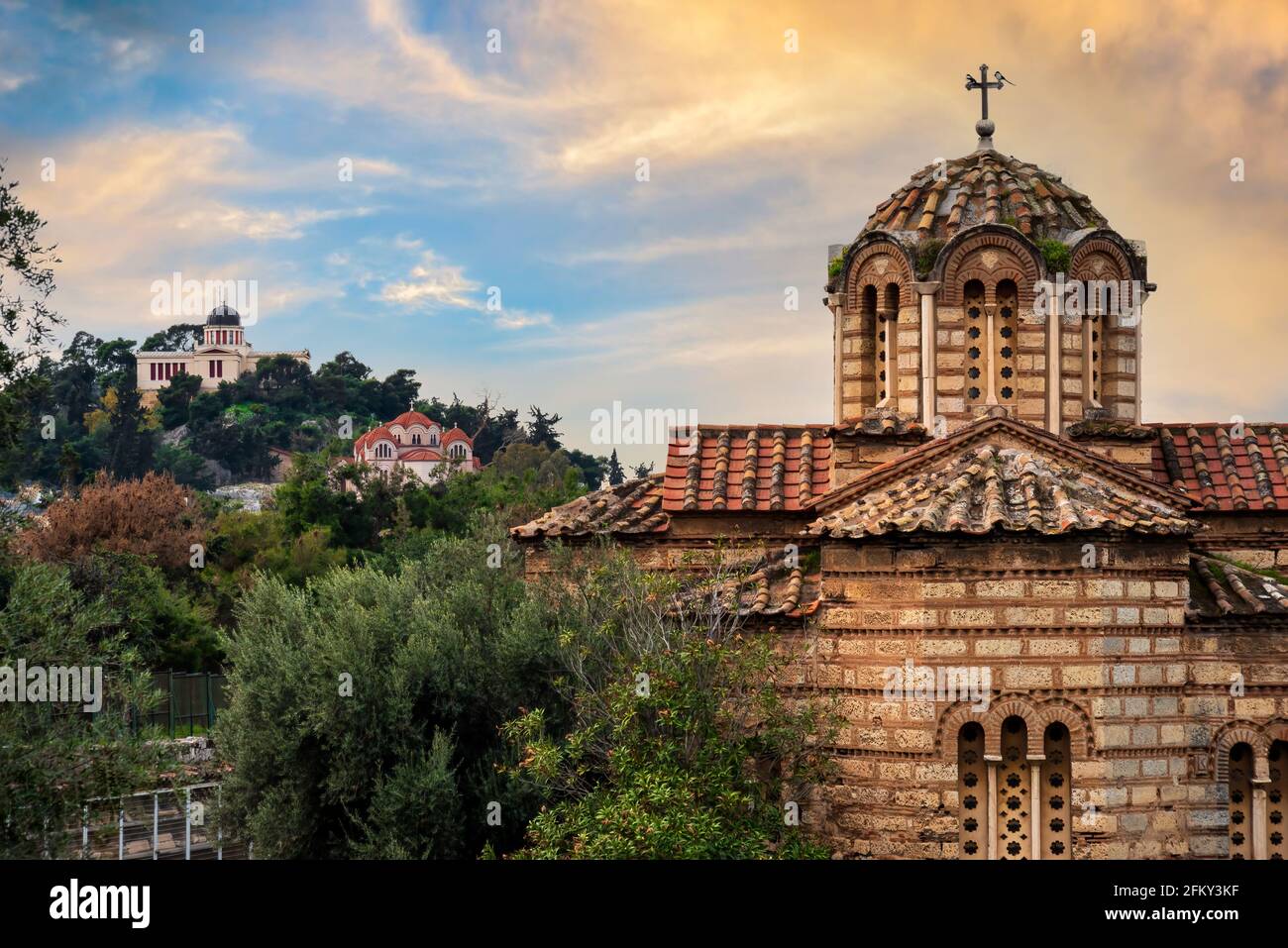 Atene, Grecia. Antica chiesa bizantina situata nel sito archeologico di Agora di Atene a Thiseio. Sullo sfondo il vecchio Osservatorio Nazionale Foto Stock