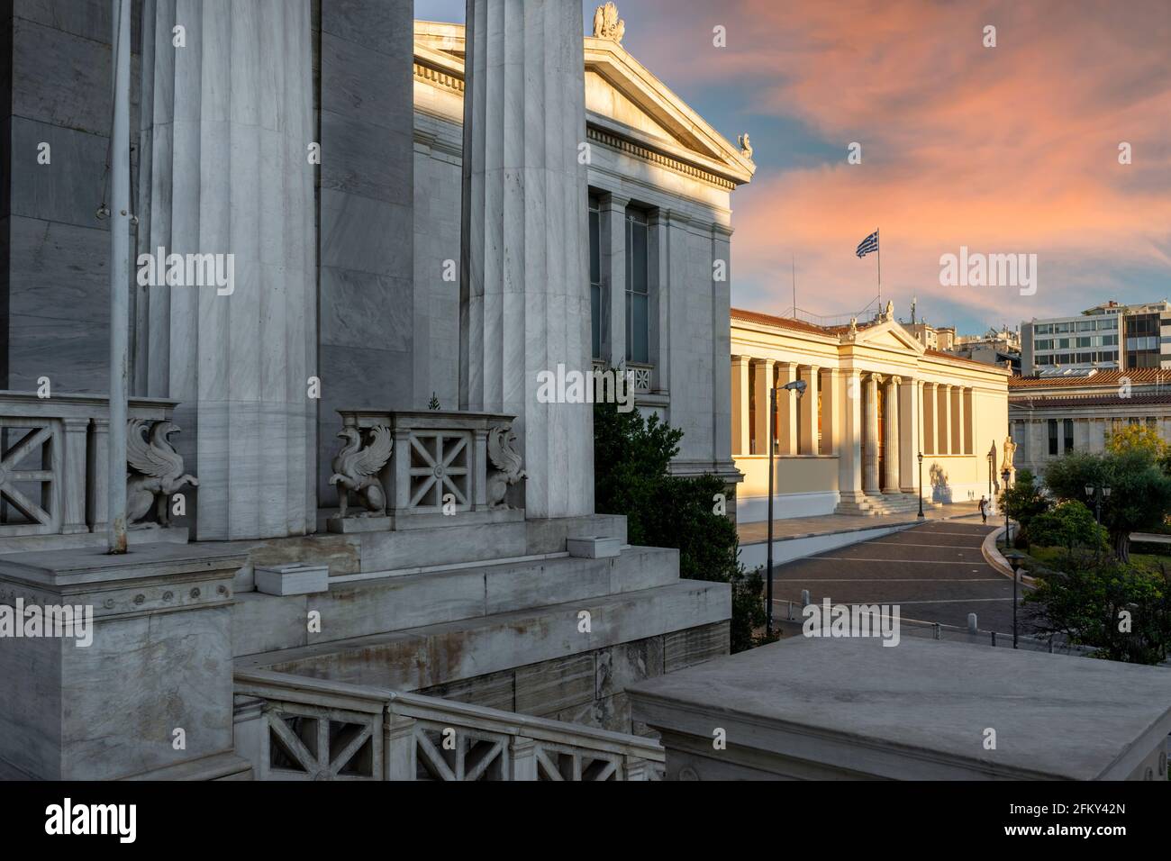 Atene, Atica, Grecia. L'Università di Atene edificio neoclassico visto dalla Biblioteca Nazionale di Grecia edificio neoclassico Foto Stock