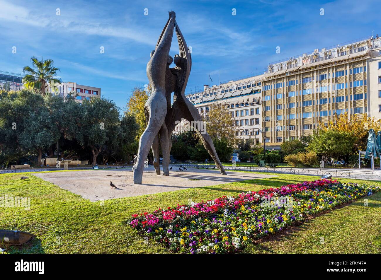 Atene, Attica, Grecia. Monumento della scultura di riconciliazione nazionale in piazza Klathmonos nella città di Atene Foto Stock