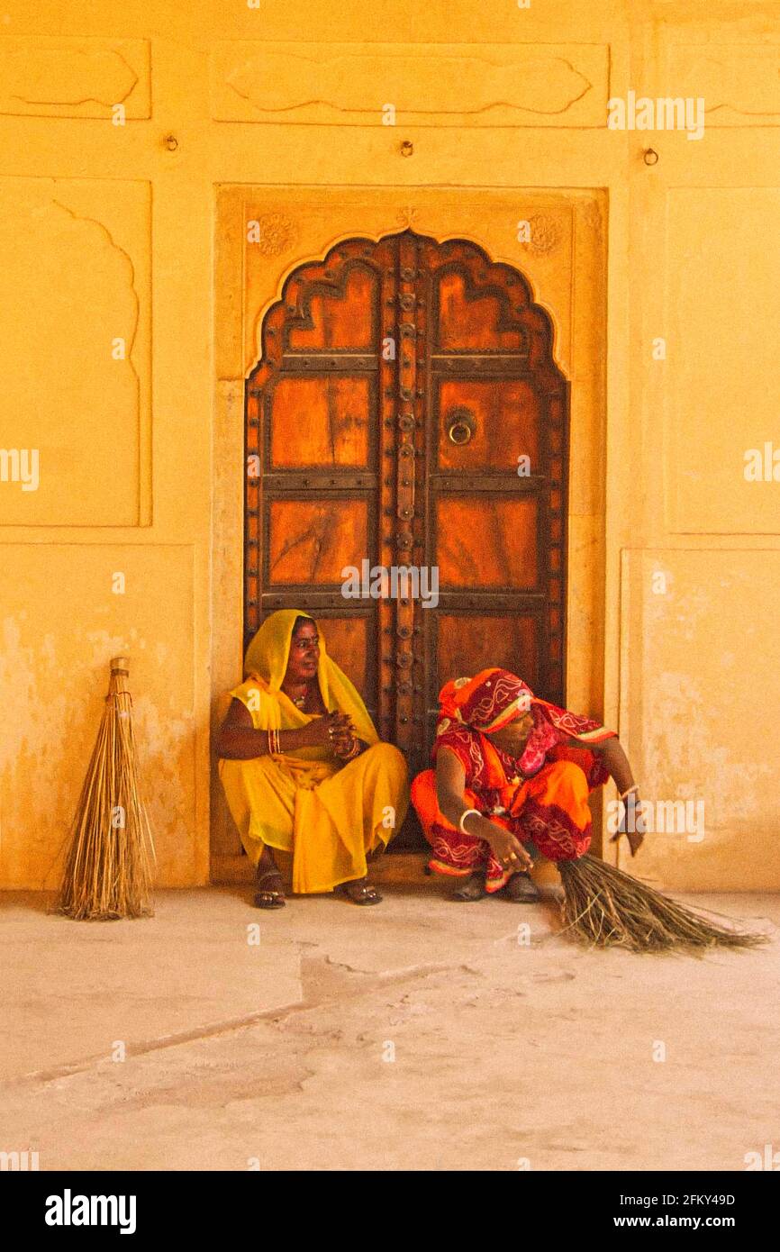 Signore che si riposano dopo spazzare, Jaipur, Rajasthan, India Foto Stock
