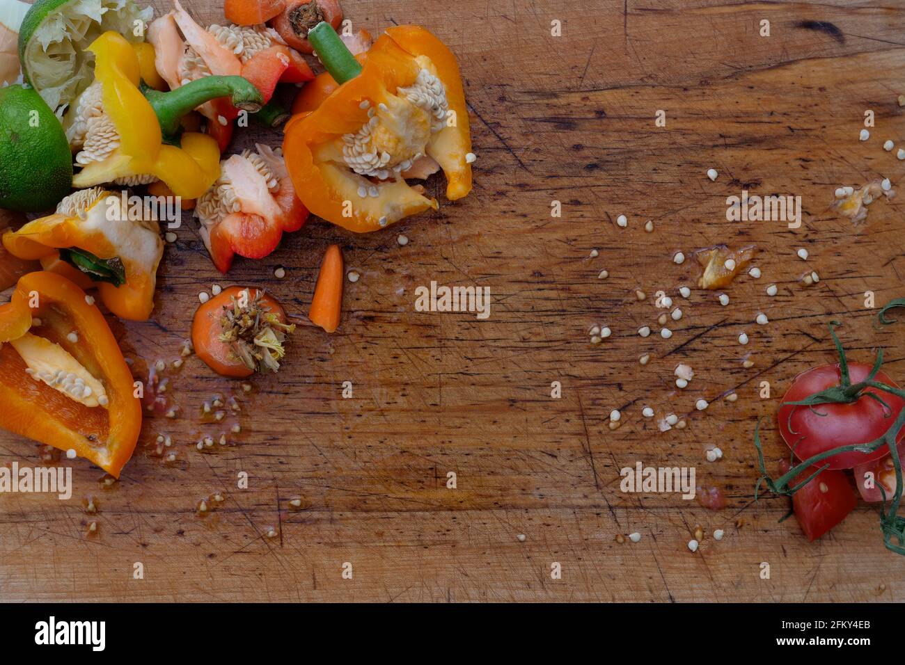Una varietà di frutta e di sfridi di cucina vegatable per ridurre in concime organico. Foto Stock