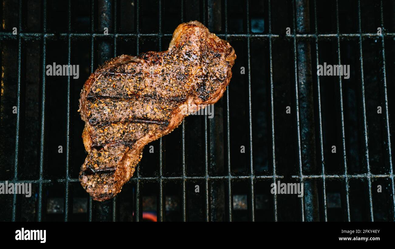 NY Strip bistecca grigliata sulla griglia da sopra Foto Stock