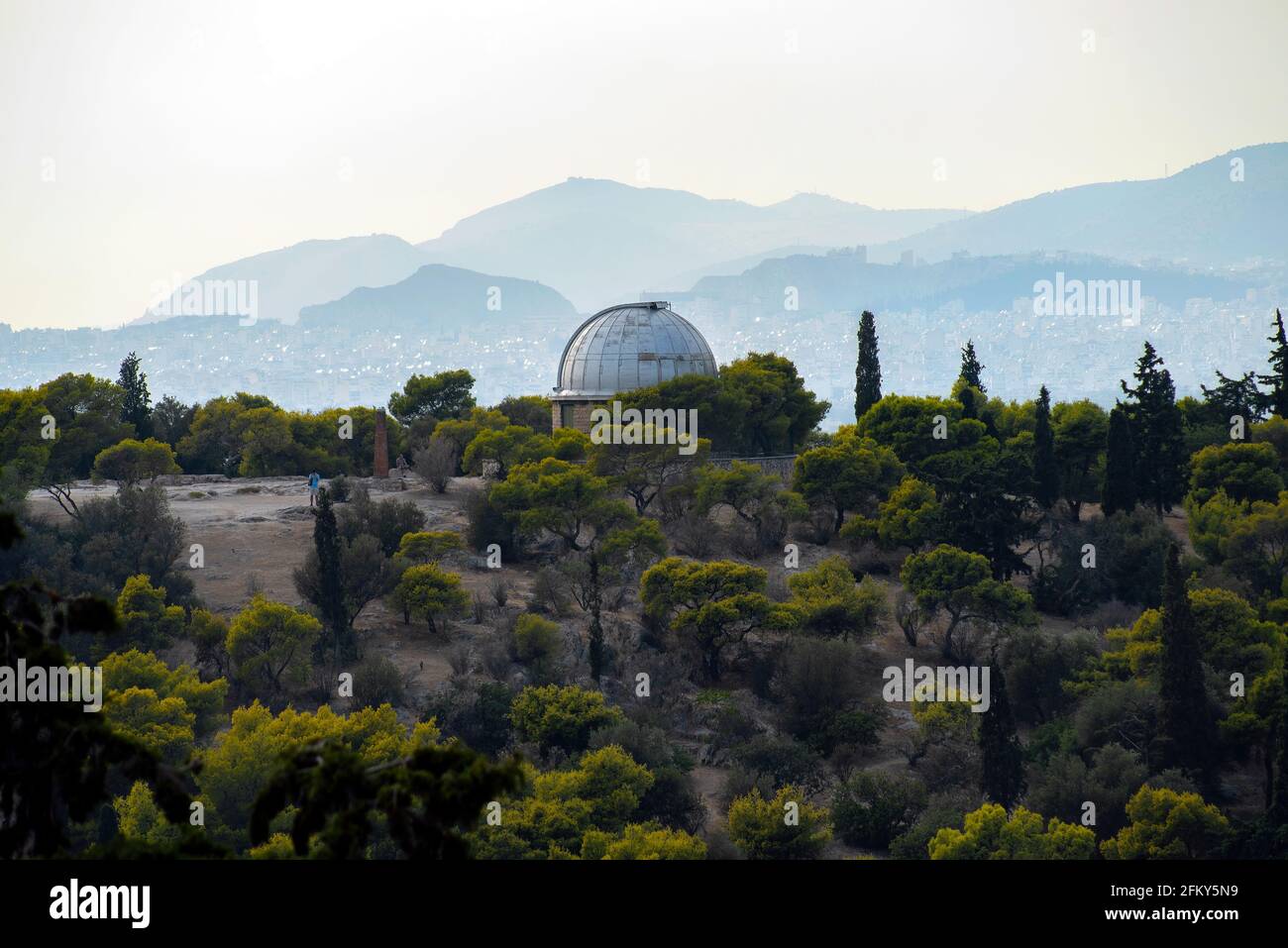 Atene, Grecia. Il vecchio telescopio dell'Osservatorio Nazionale di Atene nella zona di Pnyx sulla cima della collina delle Ninfe a Thiseio. Vista dalla collina di Areopagus Foto Stock