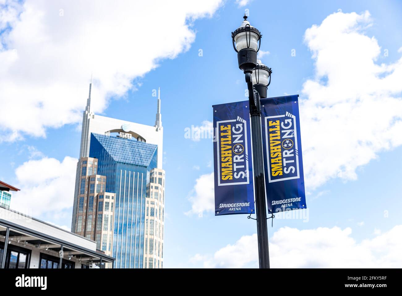 Un segno forte di Smashville su un paletto nero nel centro di Nashville di fronte alla Bridgestone Arena e l'edificio ATT sullo sfondo. Foto Stock