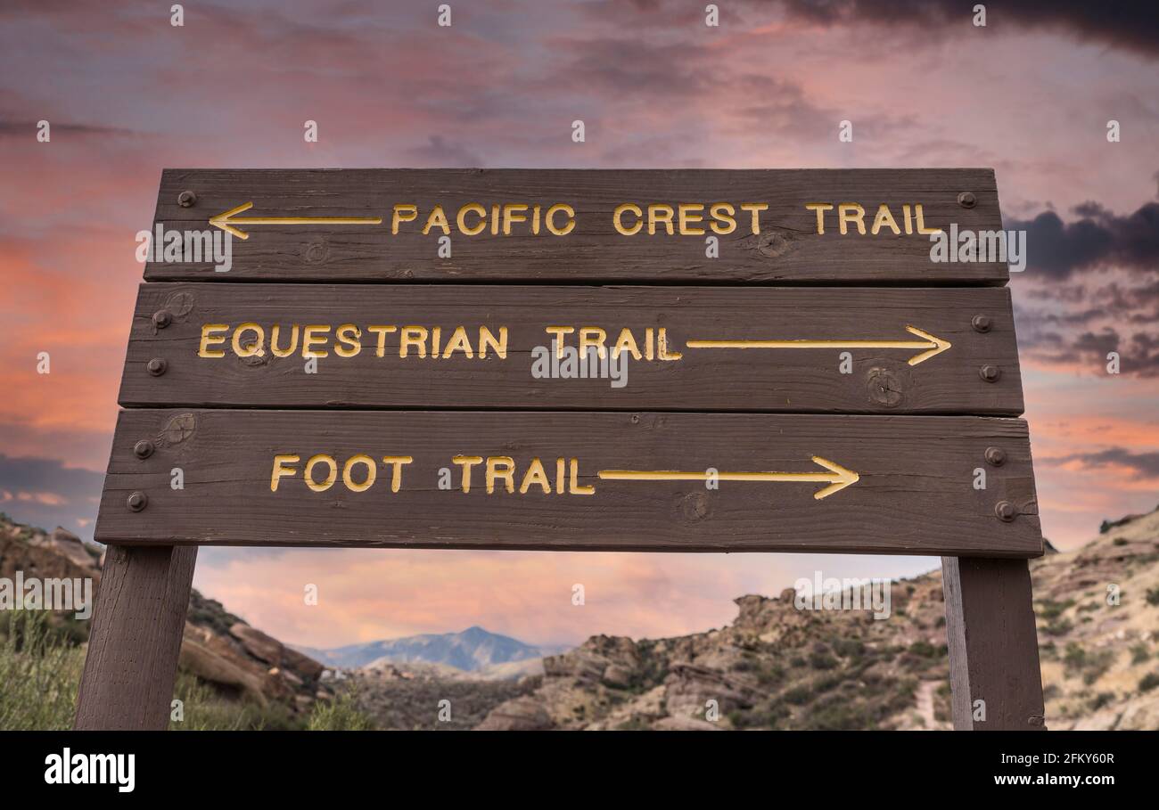 Cartello direzionale che indica Pacific Crest, Equestrian e Foot Trails nella contea di Los Angeles, California. Foto Stock