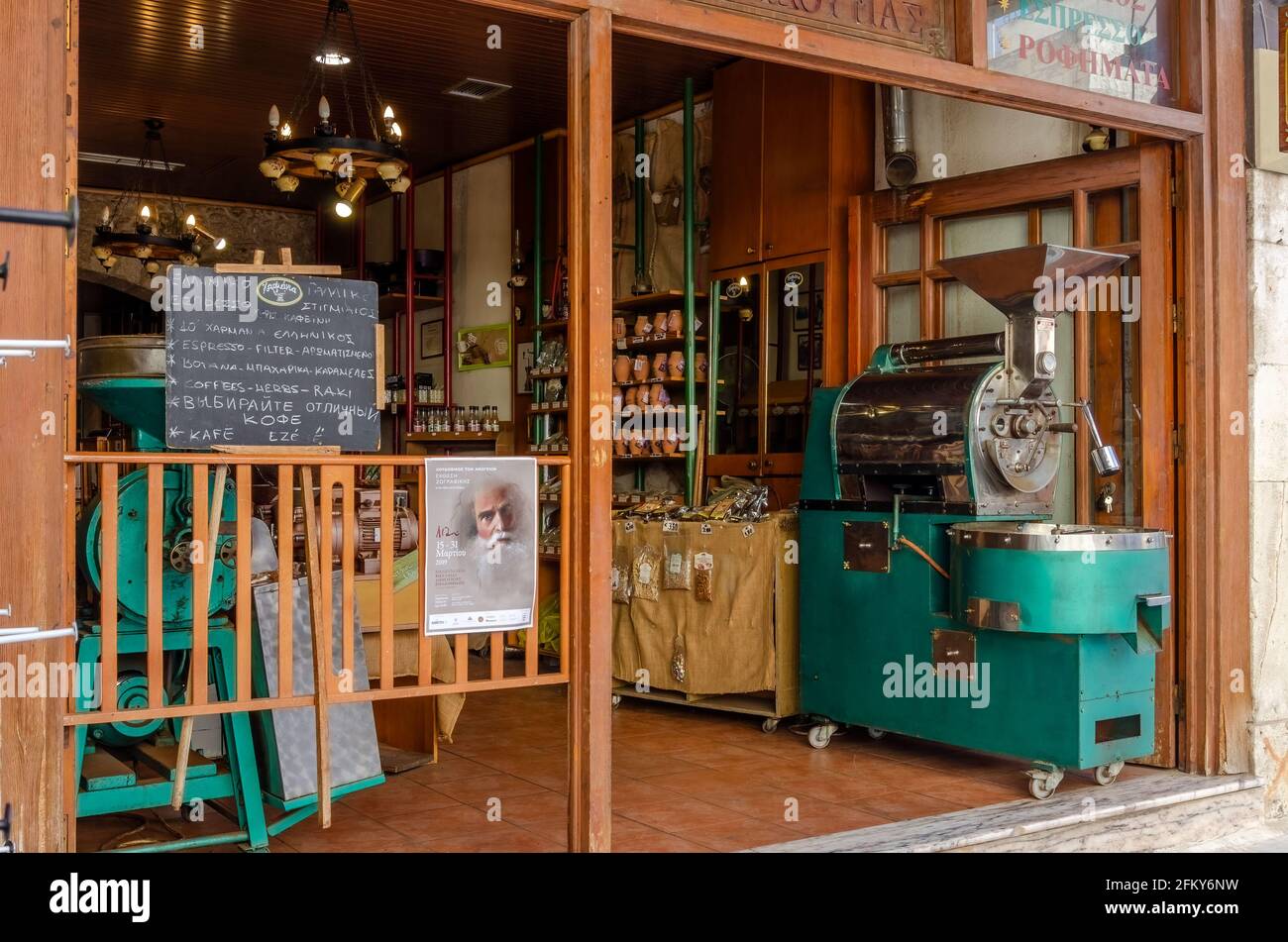 Heraklion, Creta, Grecia. Caffetteria presso il tradizionale mercato centrale della città di Heraklion. Macchina per caffè vecchia. Prodotti cretesi tradizionali Foto Stock