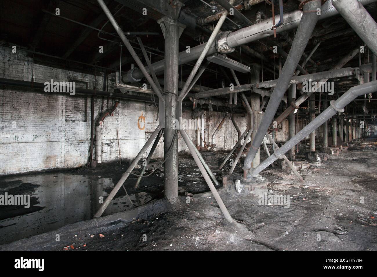 Interno di una fabbrica industriale decadente abbandonata Foto Stock