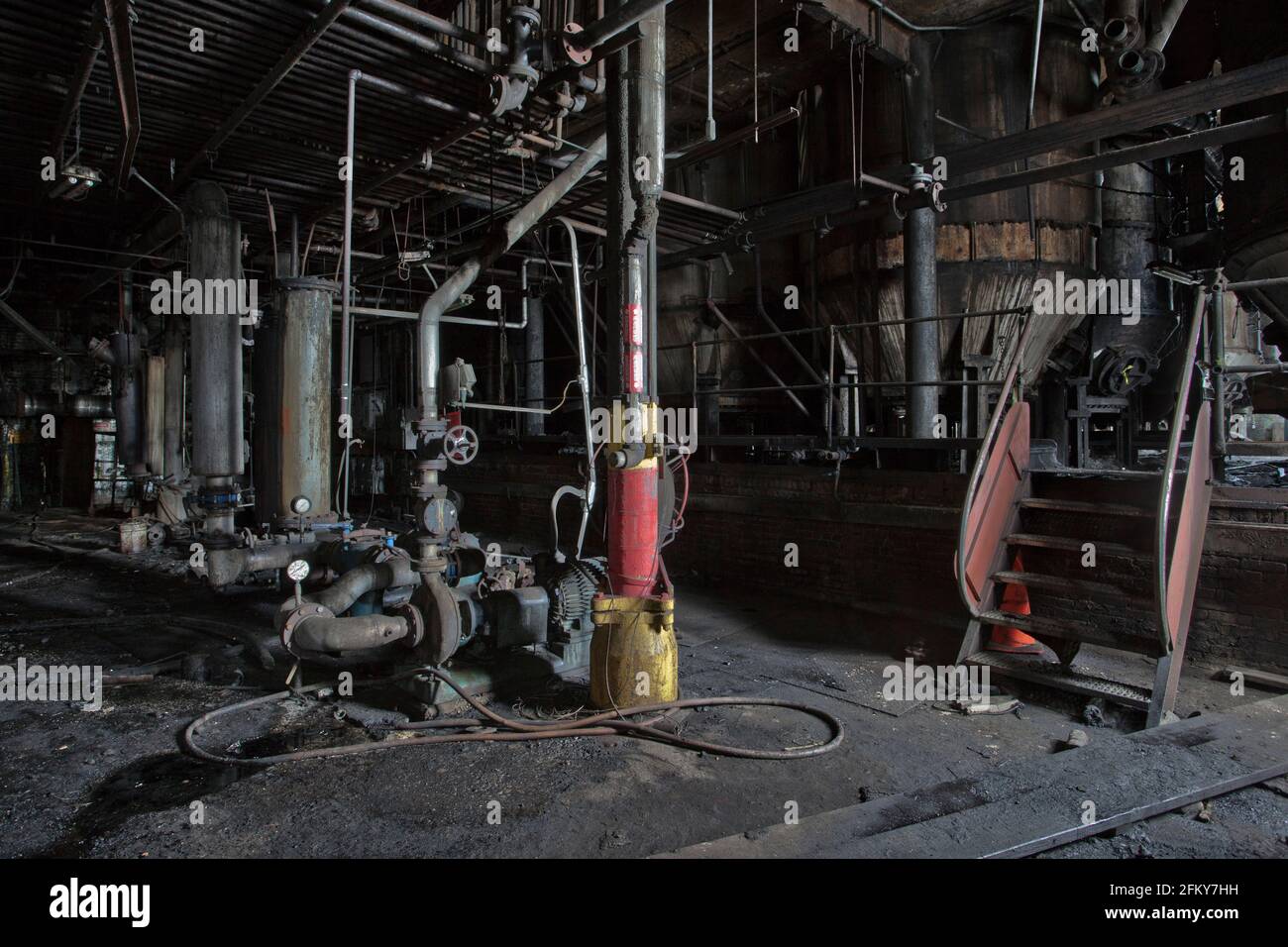 Interno di una fabbrica industriale decadente abbandonata Foto Stock
