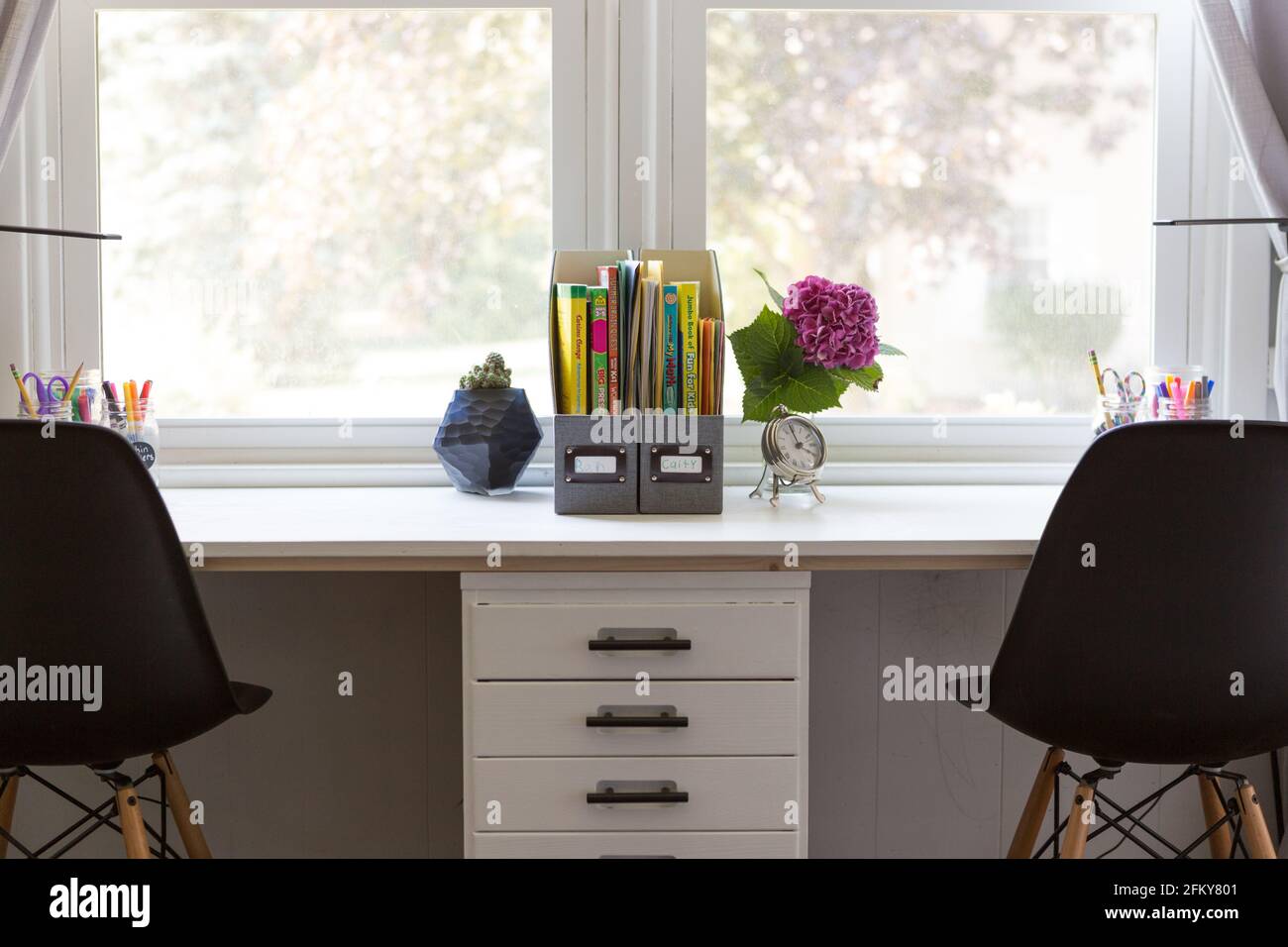Banco di apprendimento a distanza e forniture per due bambini Foto Stock