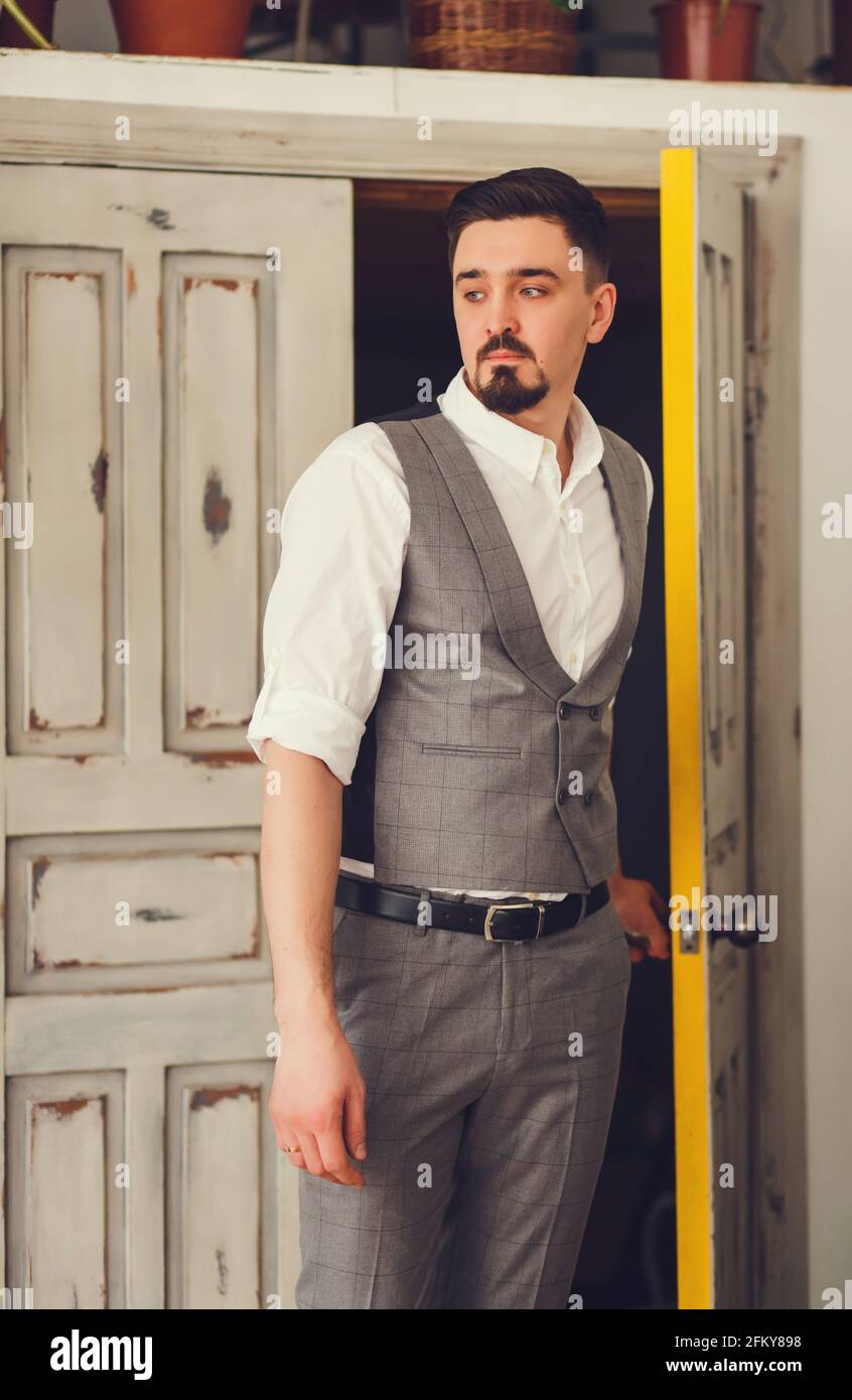 Elegante sposo con camicia bianca e gilet Foto stock Alamy