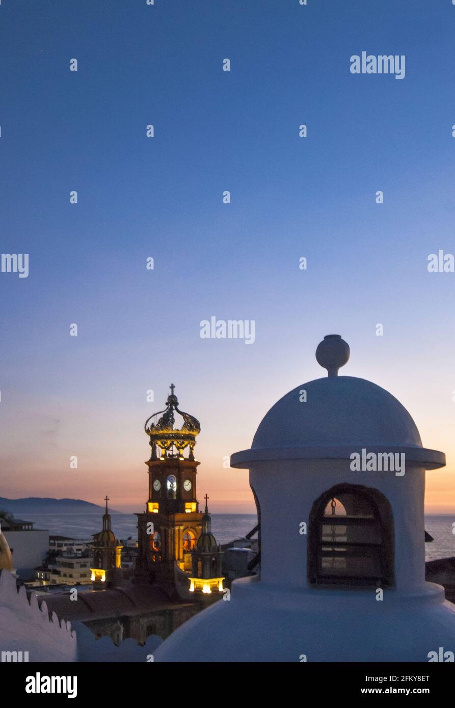 La cupola sul tetto e il campanile della Chiesa di nostra Signora di Guadalupe sono icone dell'architettura urbana coloniale nella "zona romantica" di Puerto Vallarta. N. 613PV Foto Stock