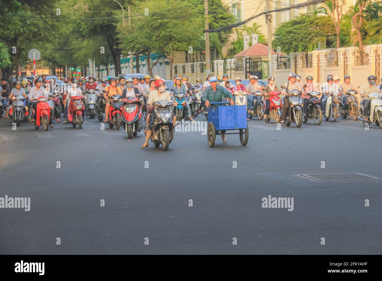 Ho Chi Minh City, Vietnam - Marzo 10 2014: Traffico di punta di pendolari automobilisti vietnamiti locali nel centro della città di ho Chi Minh City (Saigo Foto Stock