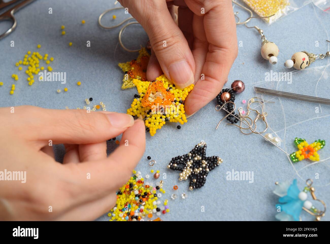 Donna designer di gioielli sta facendo un daffodil bordato pendente Foto  stock - Alamy