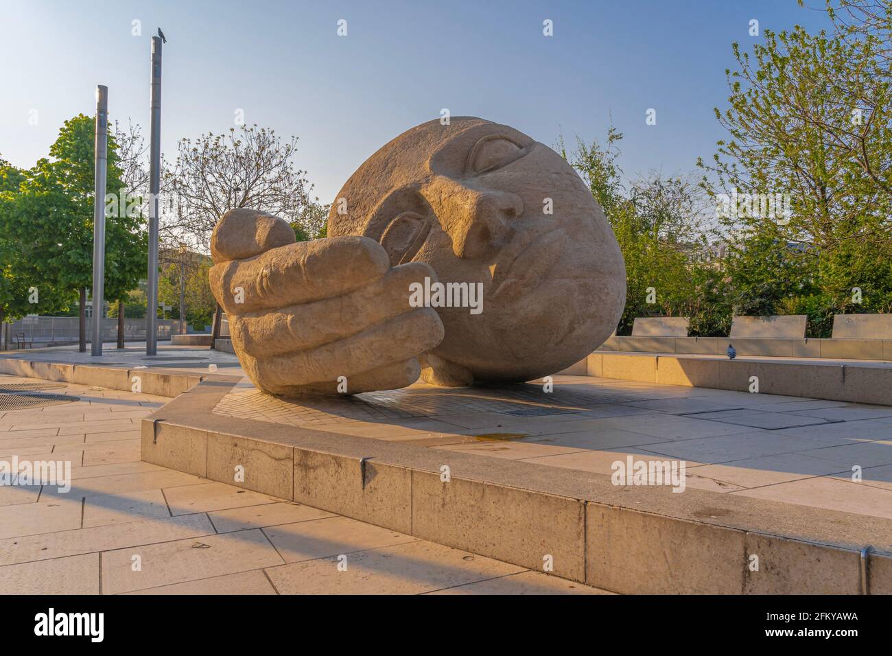 Parigi, Francia - 05 02 2021: Primo piano della scultura di un uomo sdraiato e appoggiato sulla mano Foto Stock