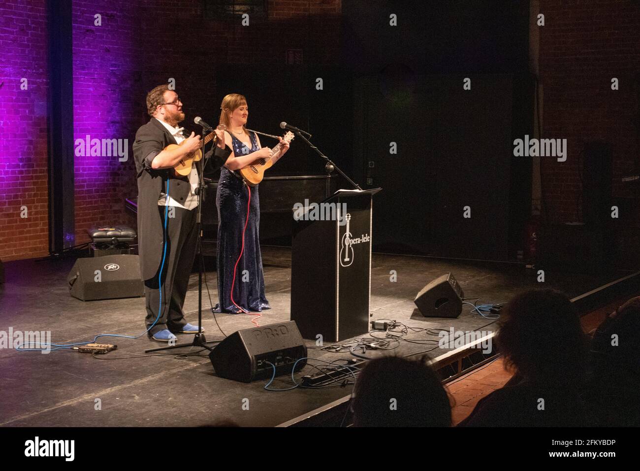 Ukulele suonando, cantando l'opera e il duo molto divertente Opera-lele Foto Stock