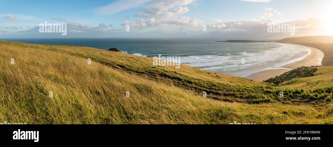 Tramonto panoramico sulla baia di Tautuku dal punto di osservazione della collina di Firenze, Isola del Sud della Nuova Zelanda Foto Stock