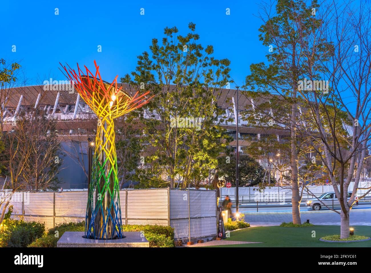 tokyo, giappone - 8 febbraio 2021: Vista serale del Cauldron Olimpico illuminato dei Giochi Olimpici invernali di Nagano nella piazza olimpica giapponese di fronte Foto Stock