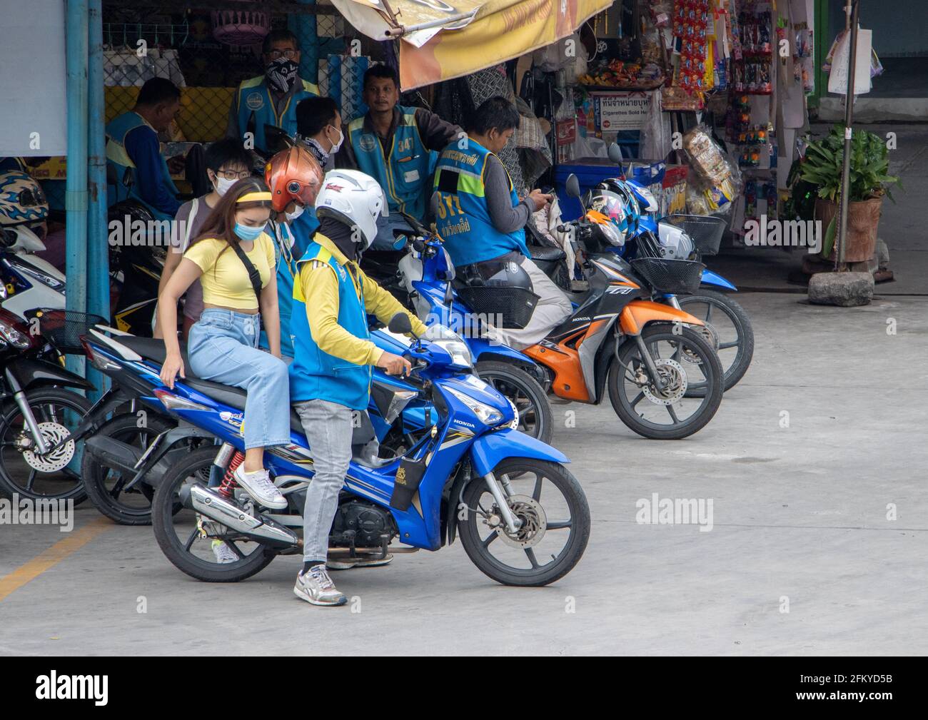 SAMUT PRAKAN, THAILANDIA, 20 2020 LUGLIO, UNA giovane donna si siede su una moto di tassista alla stazione di moto taxi Foto Stock
