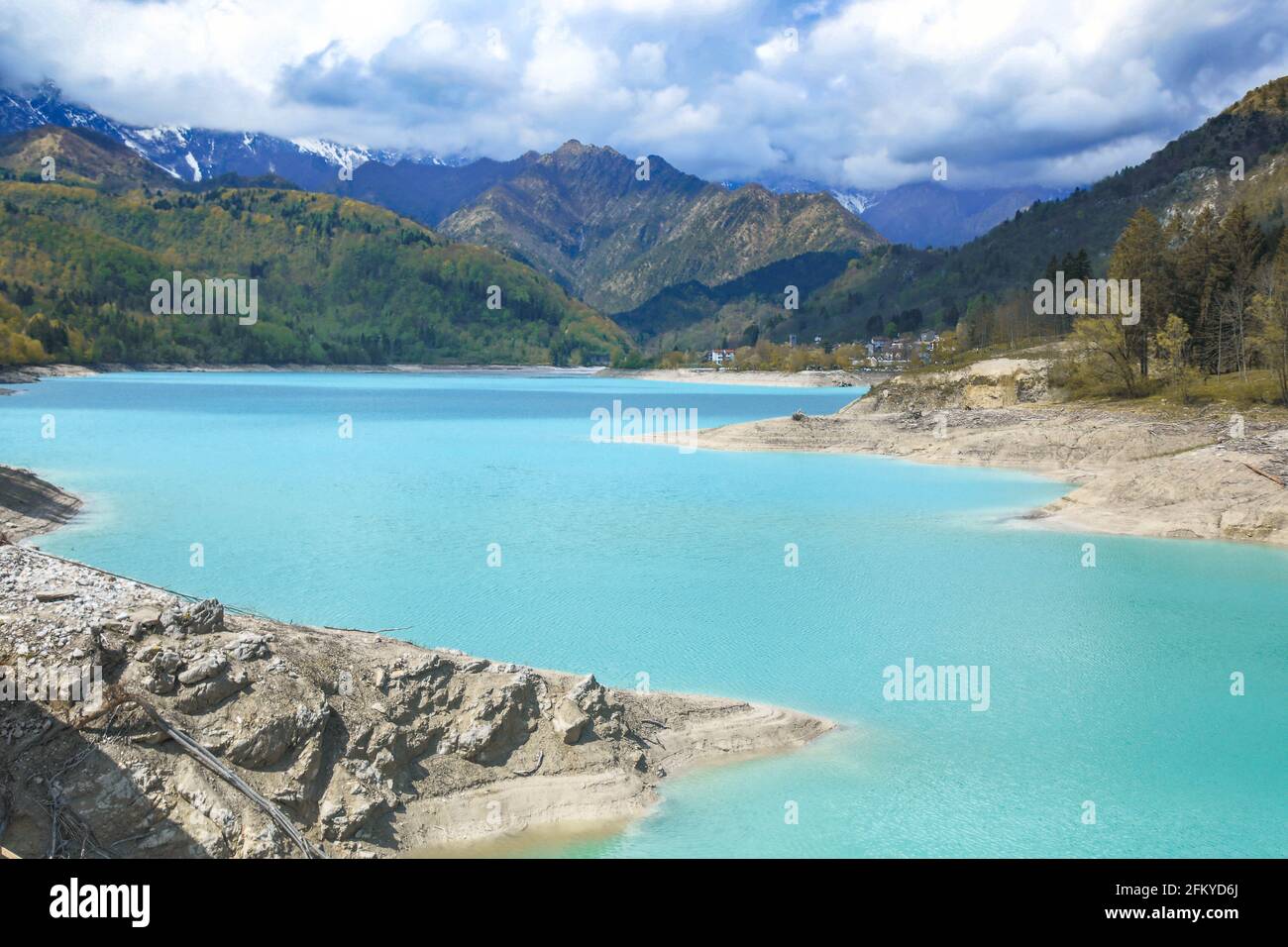 Lago alpino Barcis con cielo nuvoloso a Valcellina-Pordenone, attrazioni italiane on Dolomiti Foto Stock