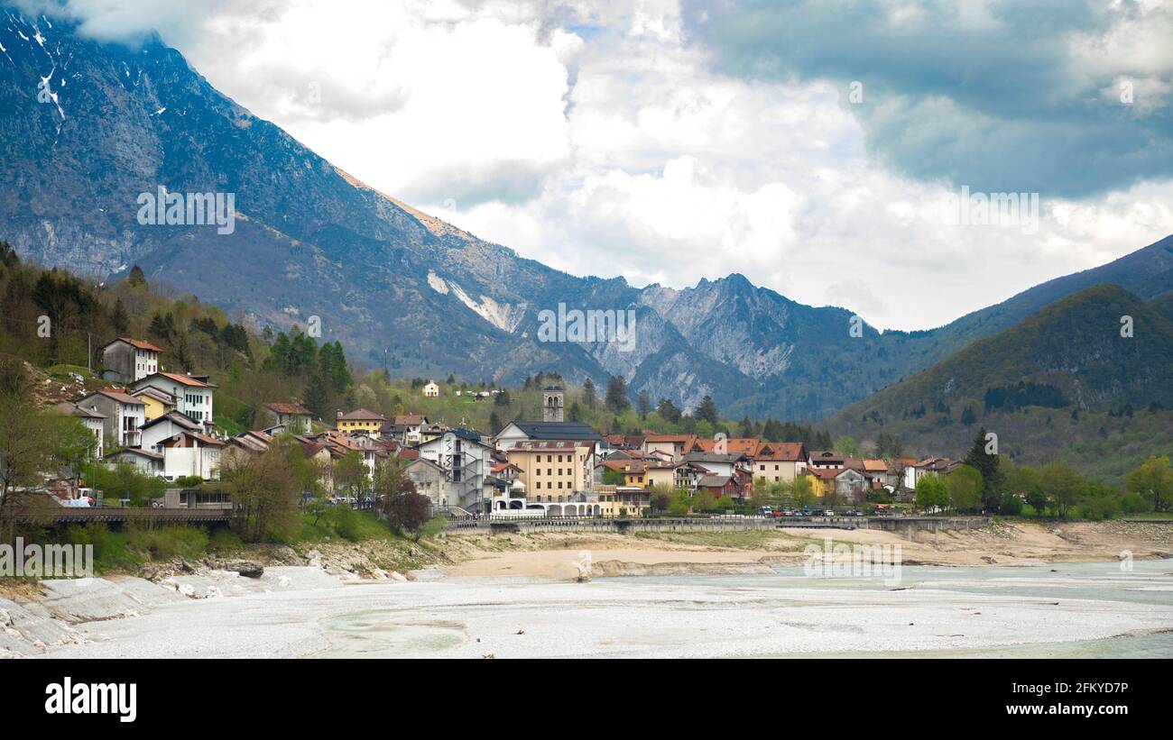Barcis villaggio con montagne sullo sfondo e cielo nuvoloso - Pordenone Foto Stock