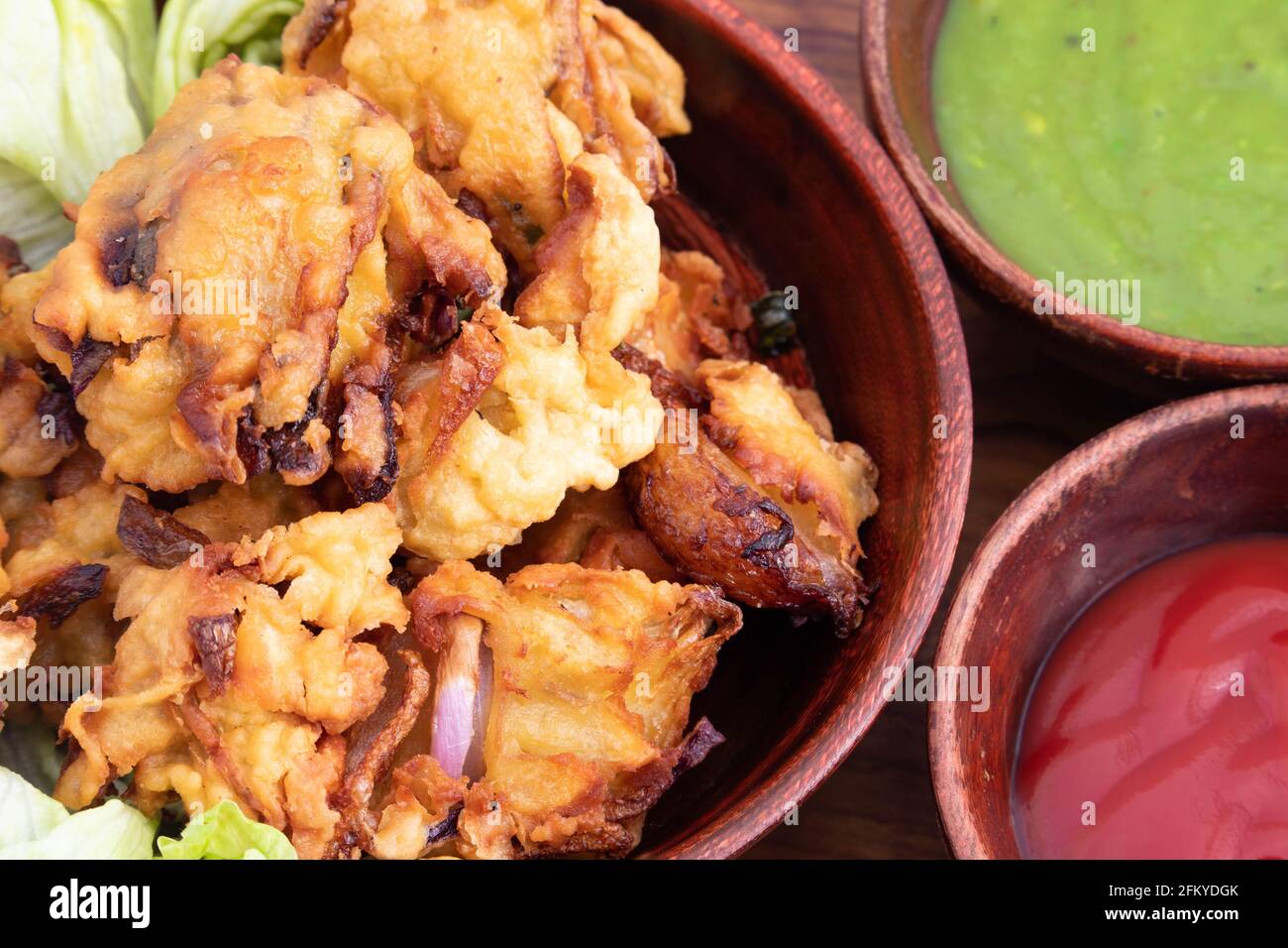 Cibo di strada indiano preferito con vari nomi come la cipolla Bhajji Pyaj Pakora o Pakore Pyaaj Ke Pakode o Pakoda Kanda Bhaji Pyaaz Baji servito con G. Foto Stock