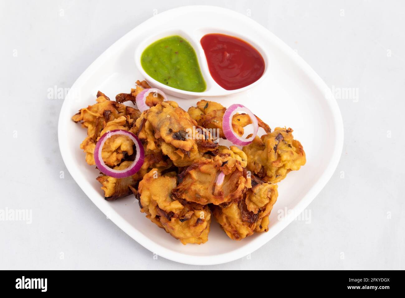 Cibo di strada subcontinentale indiano con vari nomi come la cipolla Bhajji Pyaj Pakora o Pakore Pyaaj Ke Pakode o Pakoda Kanda Bhaji Pyaaz Baji servito Foto Stock