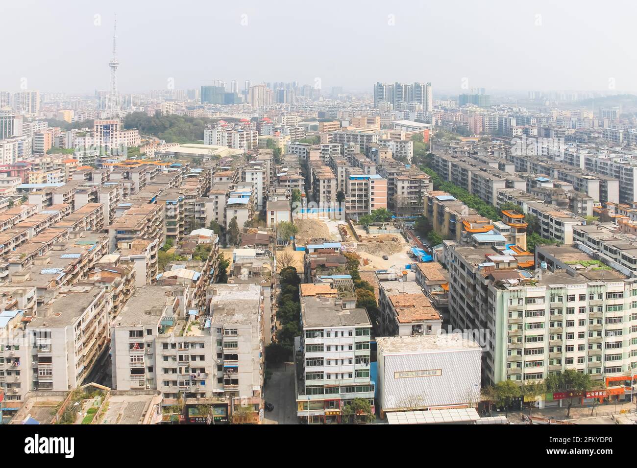 Baiyun, Cina - Febbraio 26 2014: Veduta aerea dello skyline della città della proliferazione urbana con inquinamento atmosferico e smog nel sobborgo del distretto di Huadu di Baiyun Guangzh Foto Stock