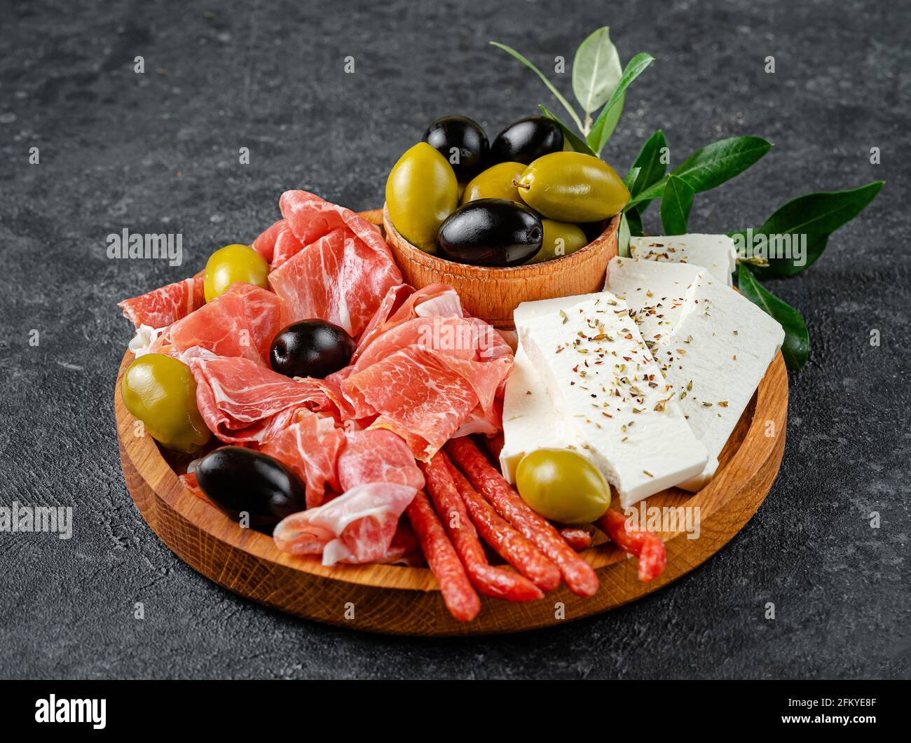 Piatto di antipasti italiani su sfondo scuro. Vista dall'alto. Foto Stock