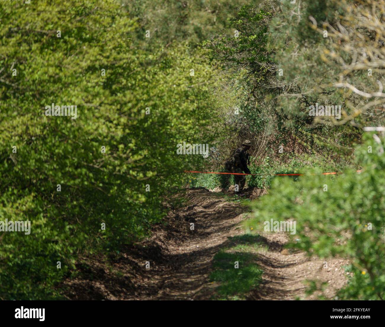 Soldato di fanteria di Gurkha su un esercizio di addestramento che cerca il Enemy sulla zona di addestramento militare di Salisbury Plain Foto Stock