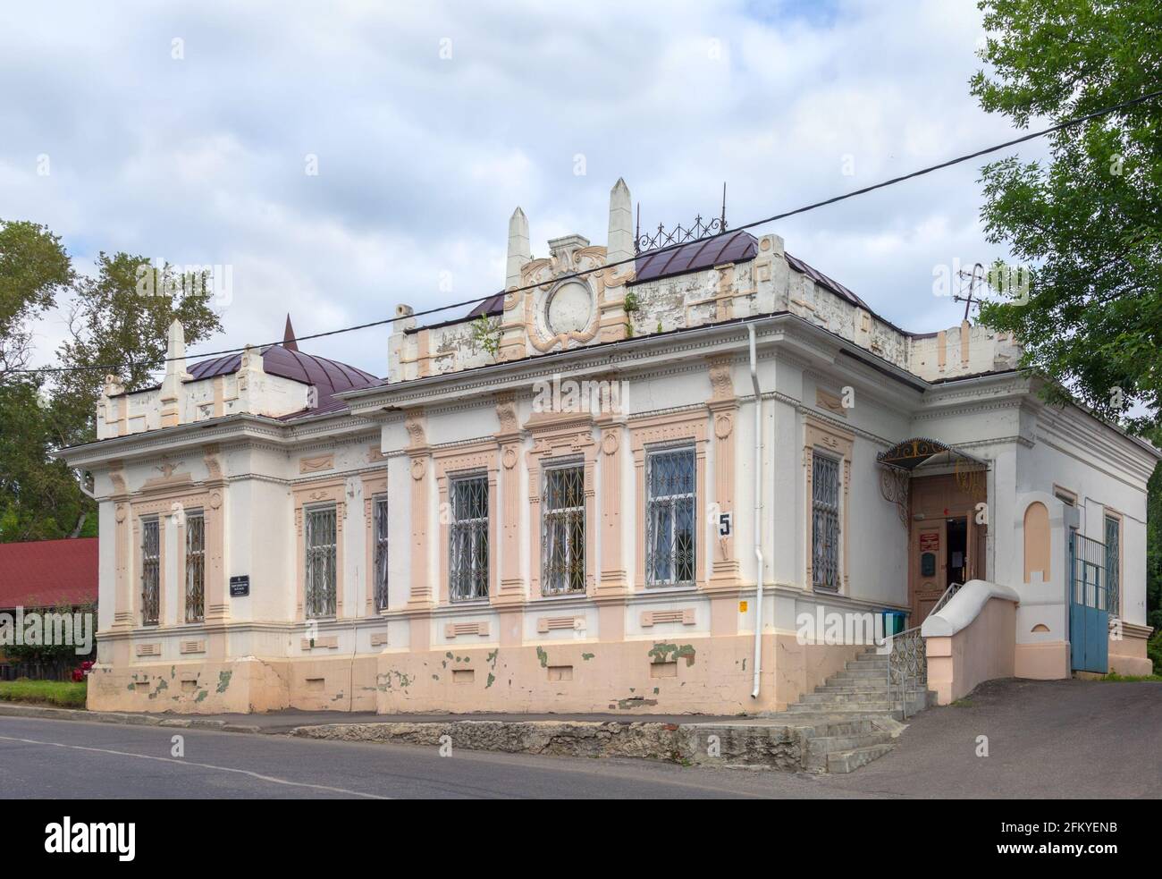 Vladimir, Russia - Agosto 11, 2017: Città merchant casa indipendente. Questa una storia di casa in pietra è la costruzione della fine del XIX - inizio del XX secolo. Foto Stock Vladimir, Russia - Agosto 11, 2017: Città merchant casa indipendente. Questa una storia di casa in pietra è la costruzione della fine del XIX - inizio del XX secolo. Foto Stock